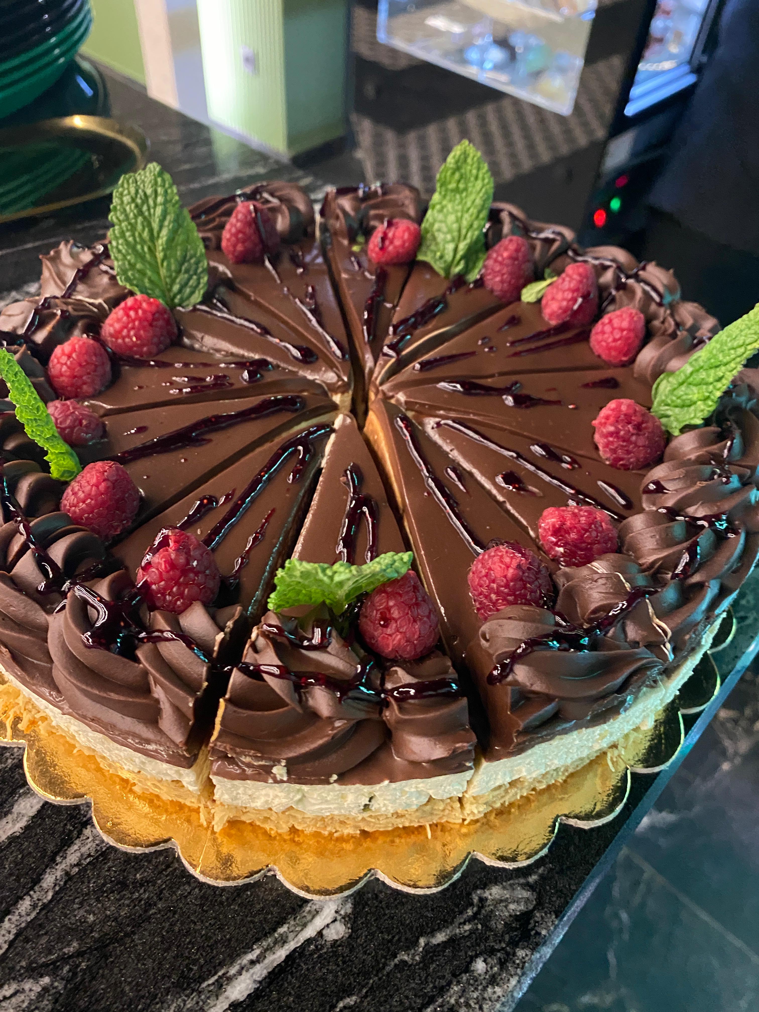 Tort de casă, ciocolată și zmeură